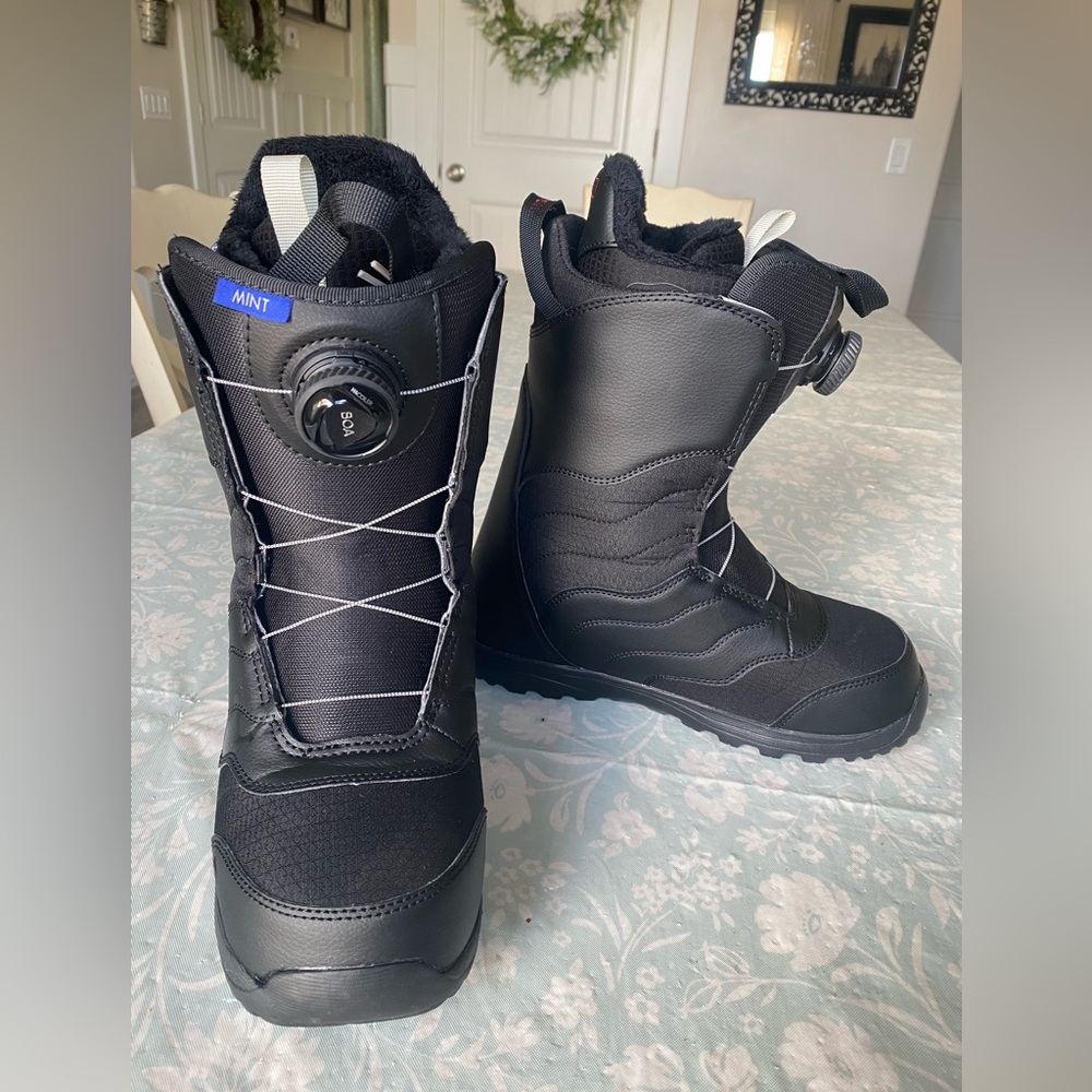 Women's Burton Mint BOA Snowboard Boots 8.5
